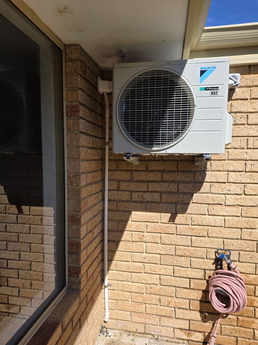 Daikin split system with neat drain run